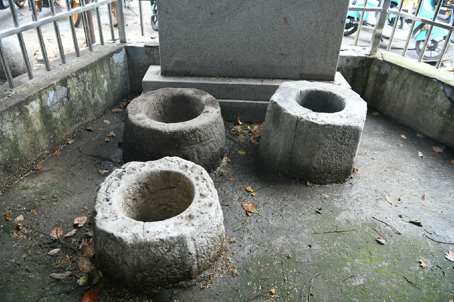 1、老妇保院三眼井(东向西摄).JPG